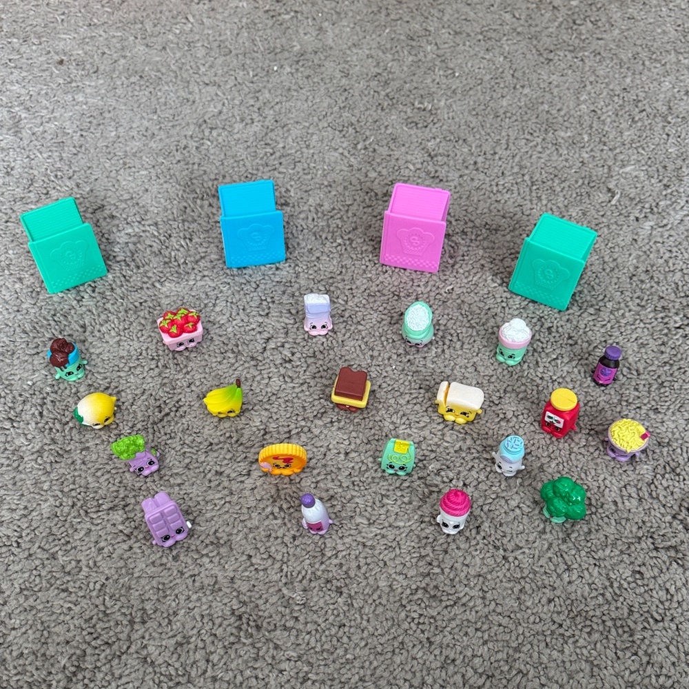 20 Season 6 Shopkins + 4 Cookbooks Bundle